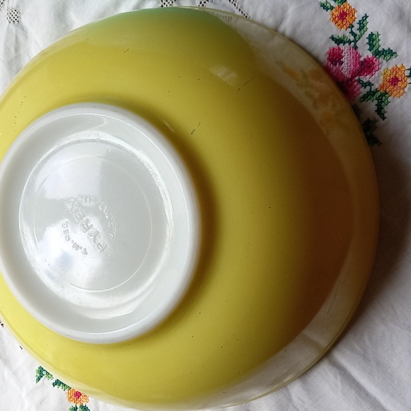 Vintage Yellow Pyrex large mixing bowl - Picture 6 of 7